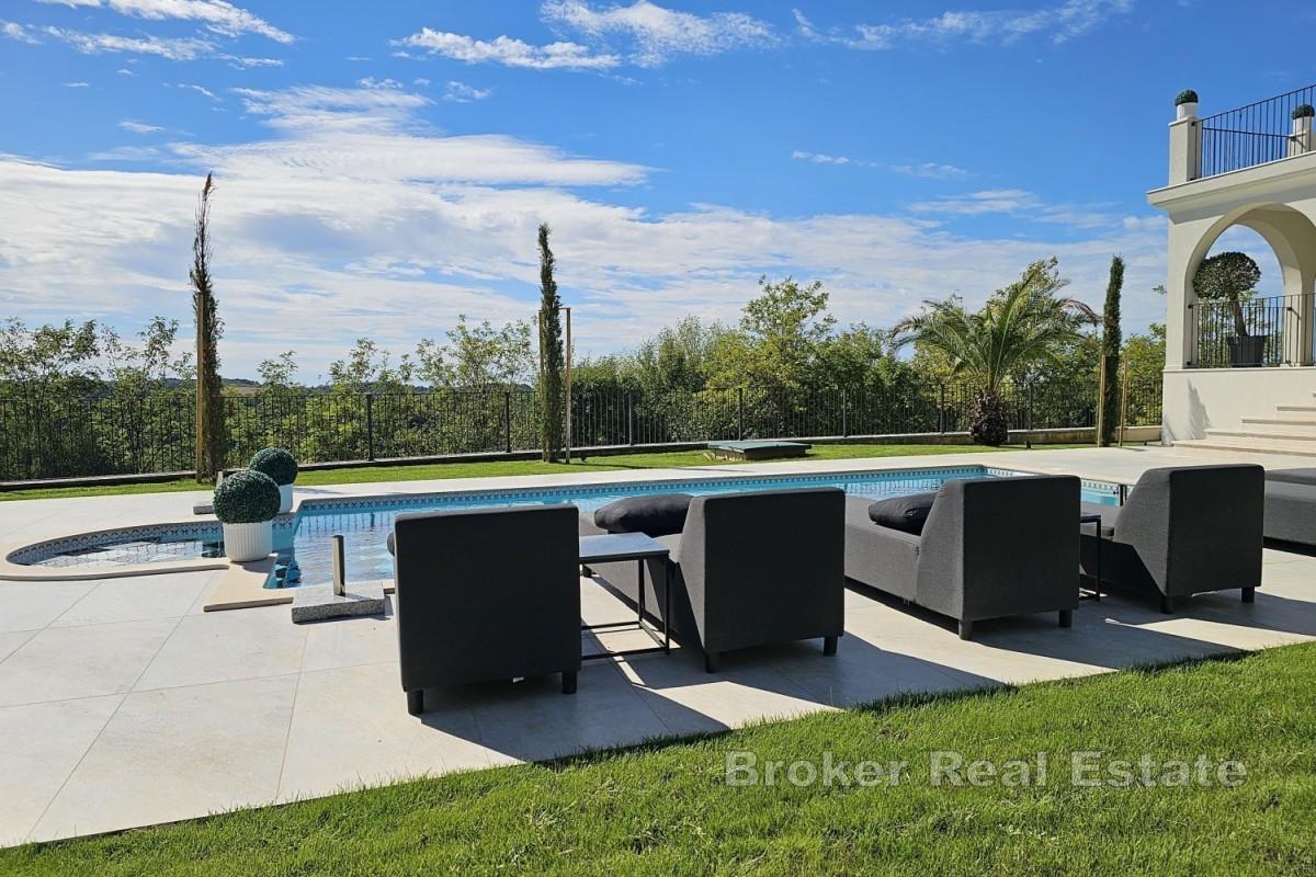 Elegante Villa mit Pool und Meerblick