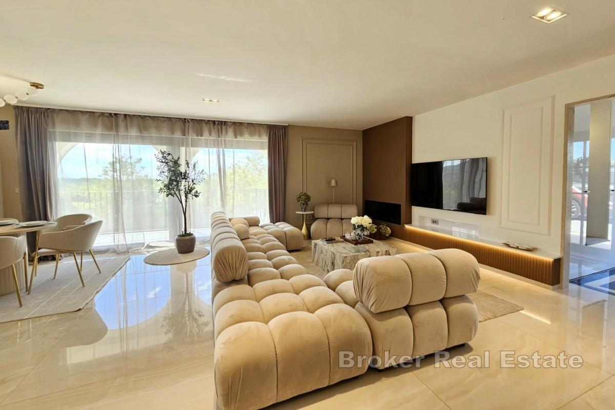 Elegante Villa mit Pool und Meerblick