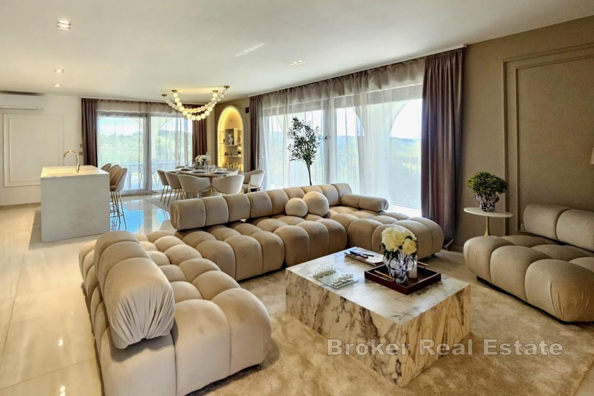 Elegante Villa mit Pool und Meerblick