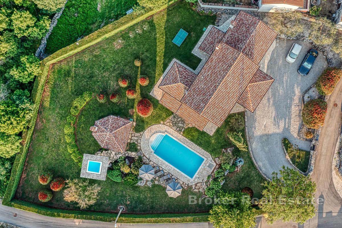 Villa rustique en pierre avec grand jardin