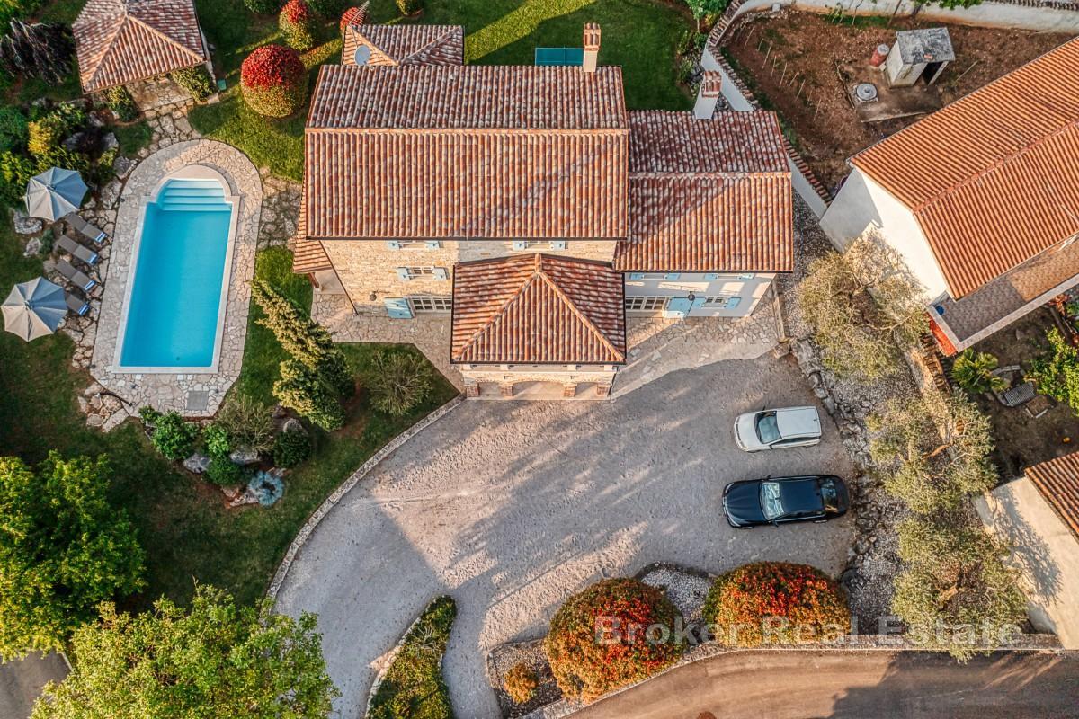 Villa rustique en pierre avec grand jardin
