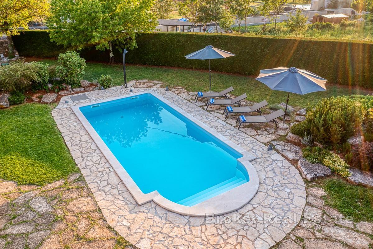 Villa rustique en pierre avec grand jardin