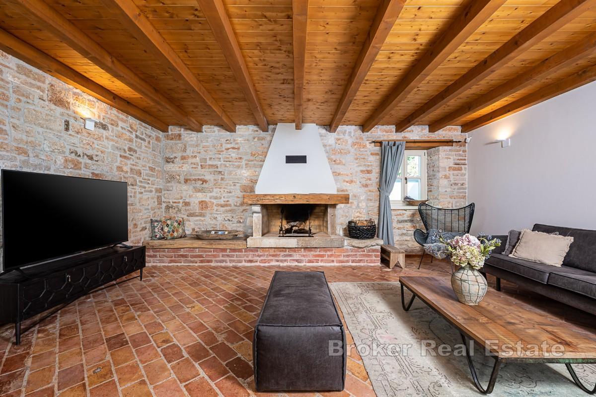 Villa rustique en pierre avec grand jardin