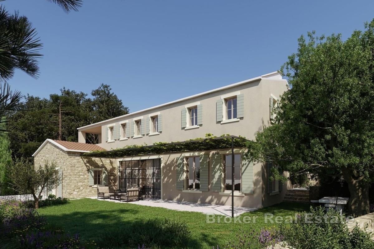 Steinvilla mit Pool und Garten