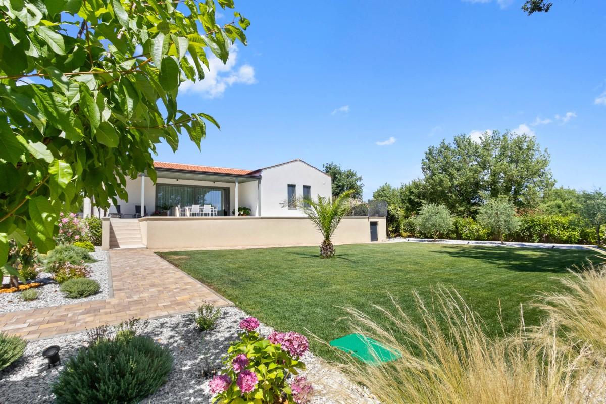 001-1014-89-Porec-modern-house-with-pool-and-garden-for-sale