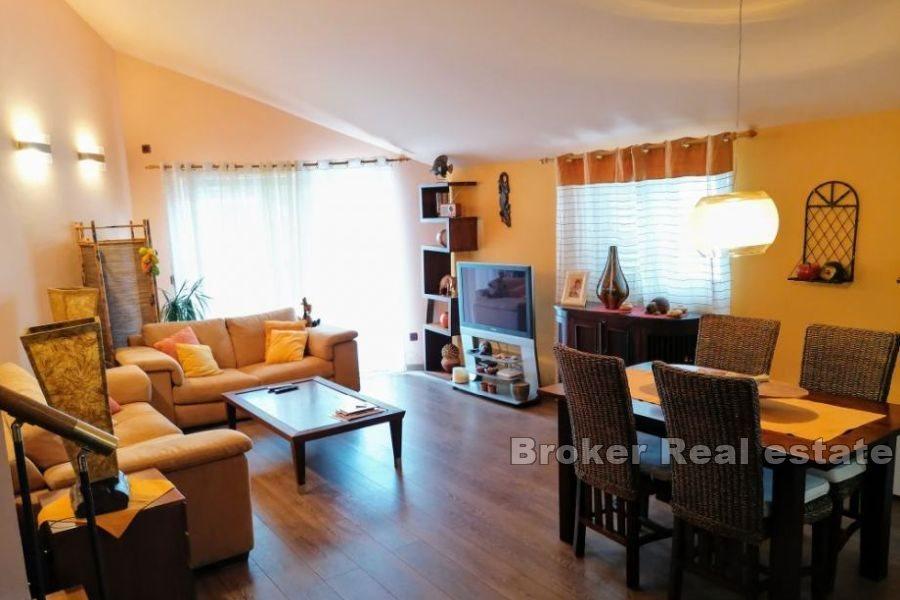 Makarska - Dvojposchodový apartmán v centre s výhľadom na more