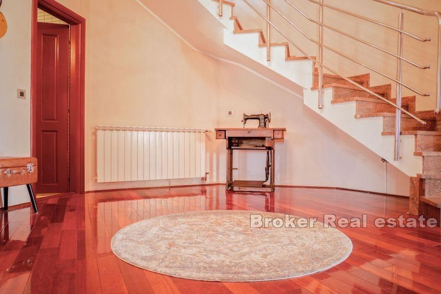 Шибеник - Дом с бассейном