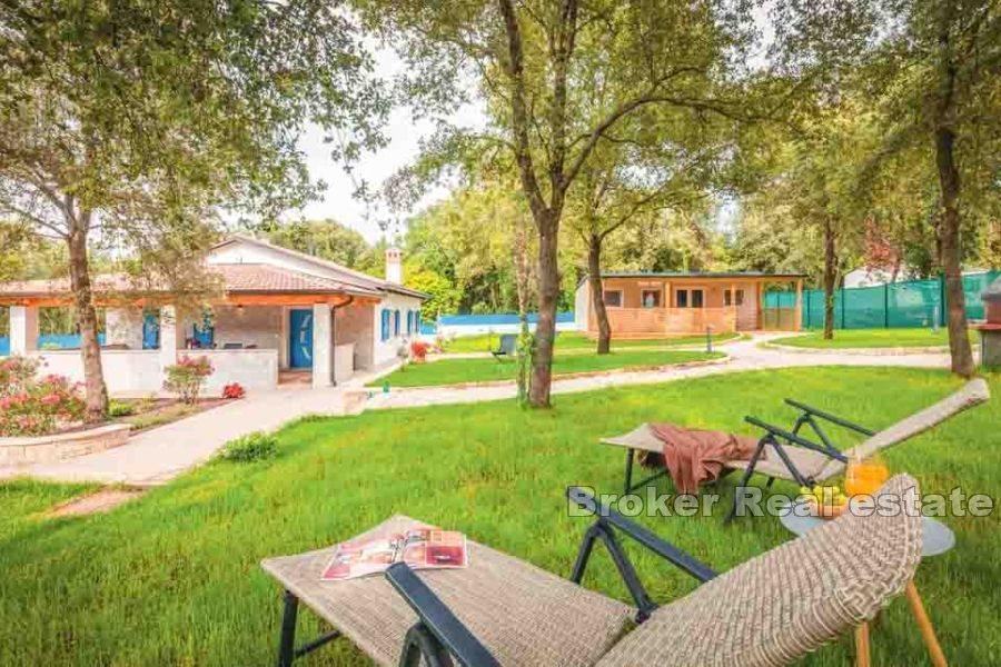 Дом отдыха с большим огороженным двором