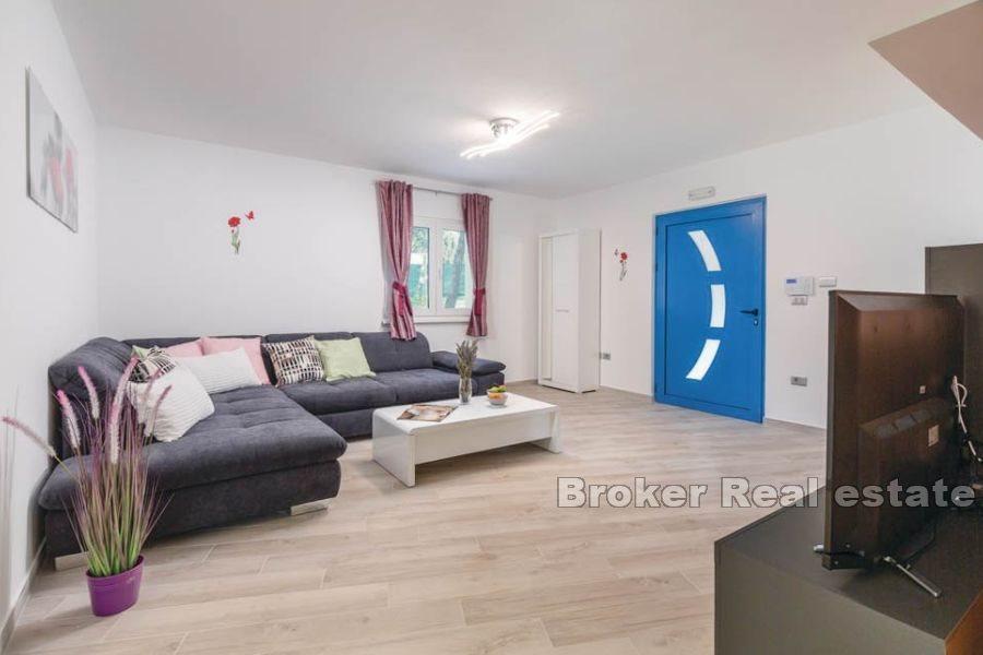 Дом отдыха с большим огороженным двором