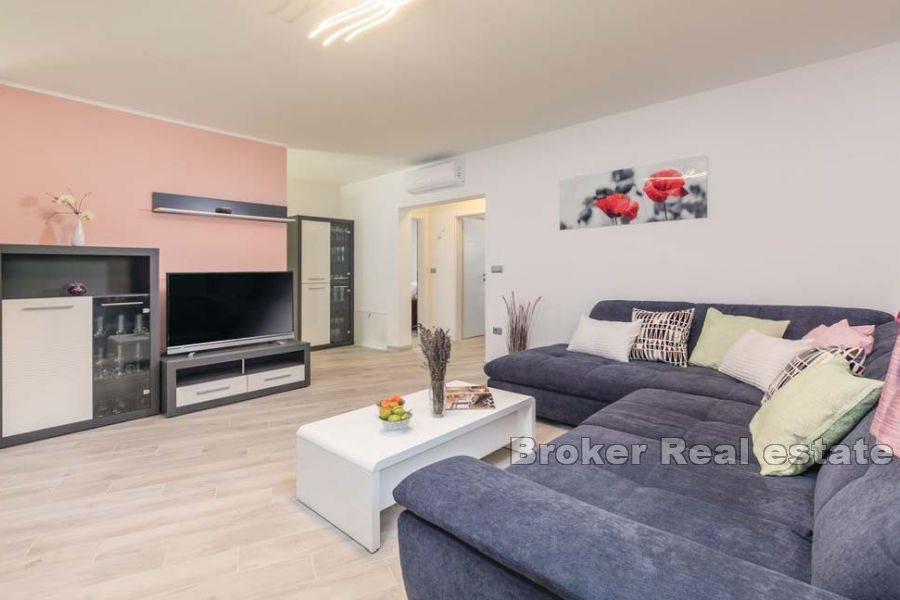 Дом отдыха с большим огороженным двором