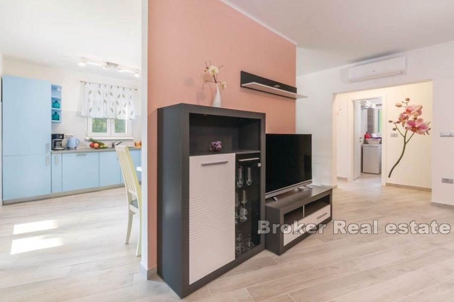 Дом отдыха с большим огороженным двором