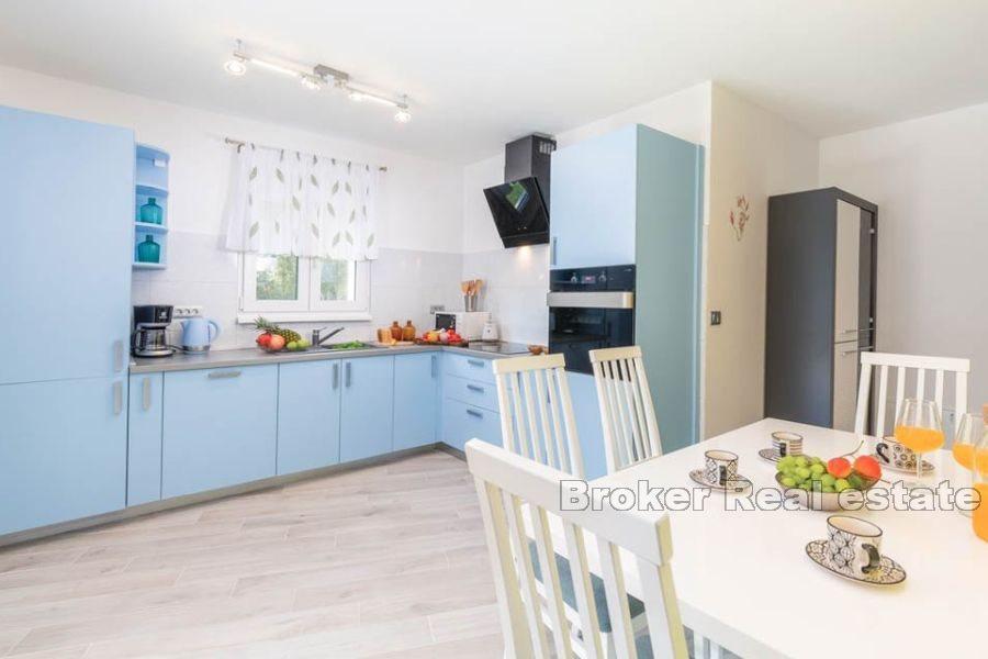 Дом отдыха с большим огороженным двором