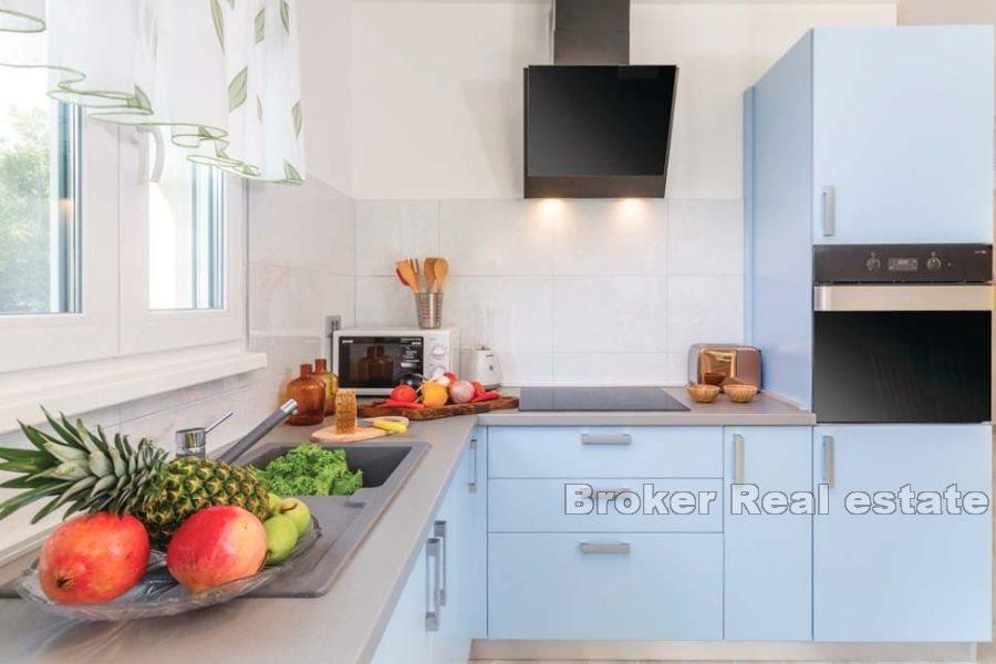 Дом отдыха с большим огороженным двором