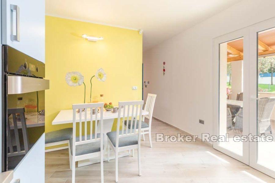 Дом отдыха с большим огороженным двором