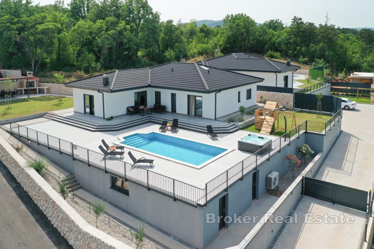 Moderná vila s výhľadom na Modré jazero