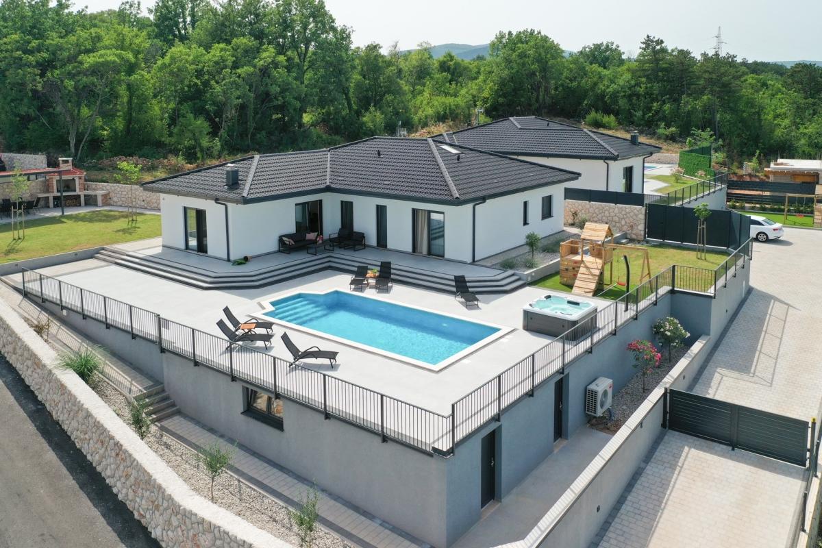 Moderne villa med utsikt over den blå innsjøen