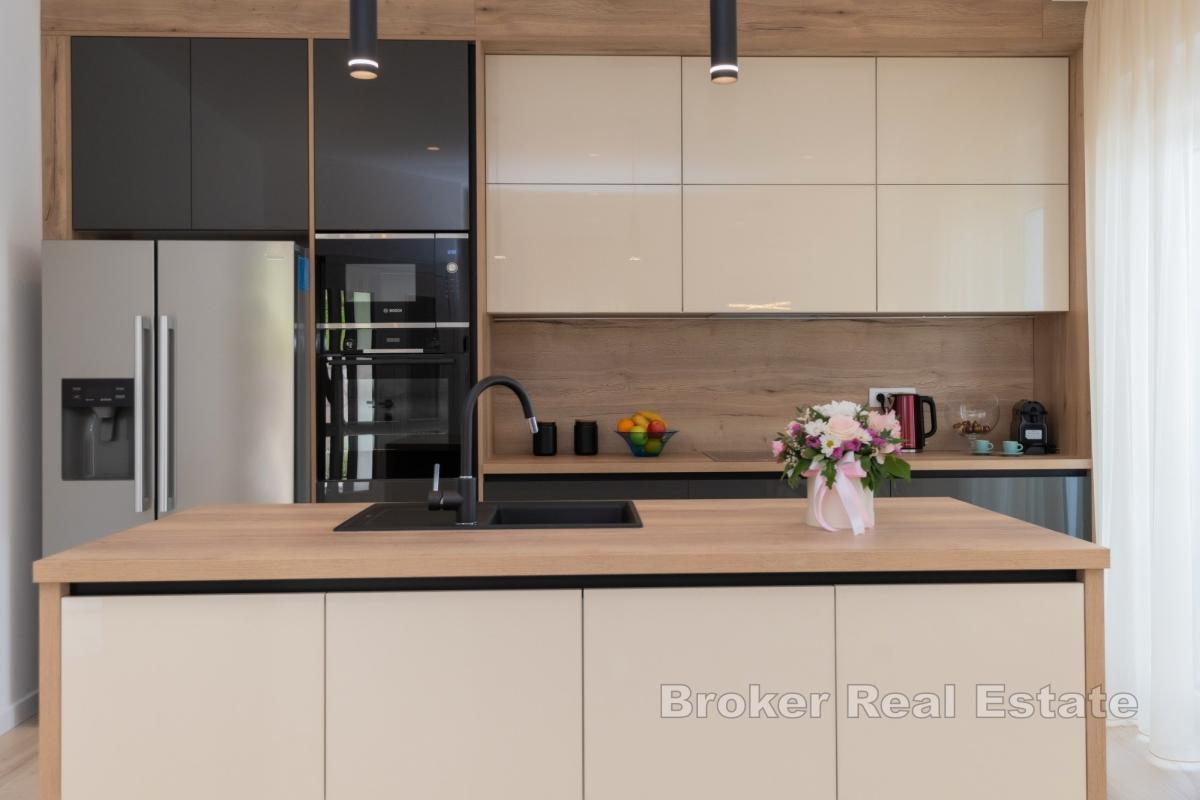 Moderná vila s výhľadom na Modré jazero