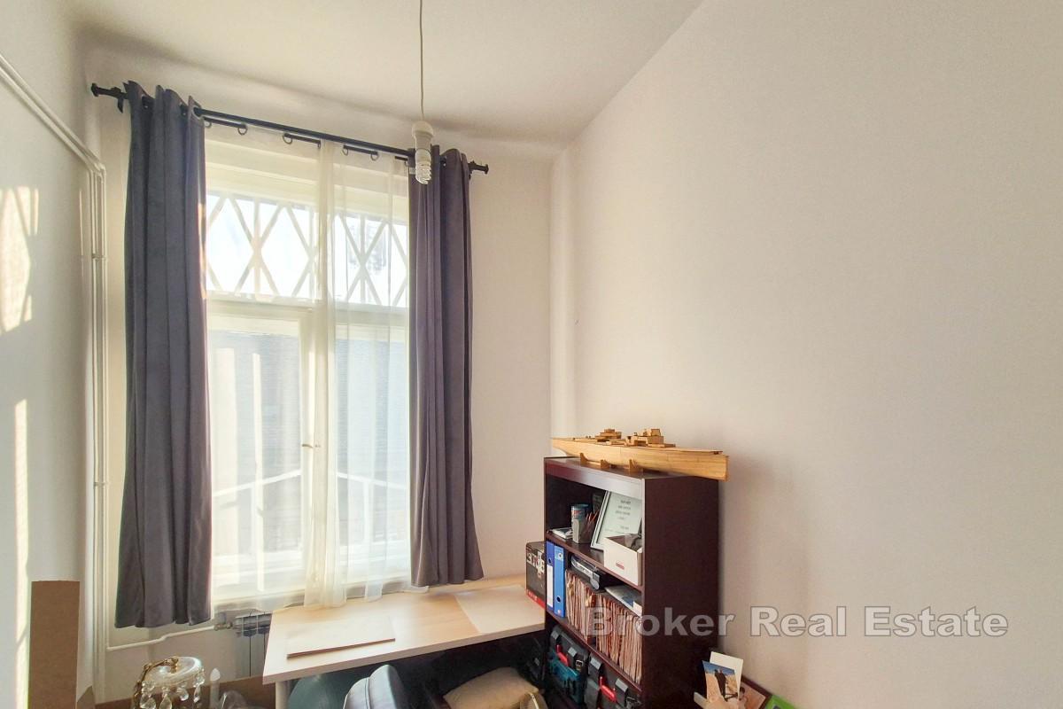 Appartamento con tre camere da letto in centro