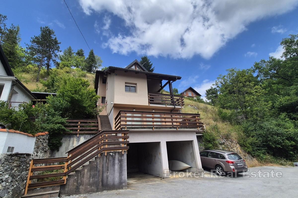 Casa immersa nel verde vicino al fiume