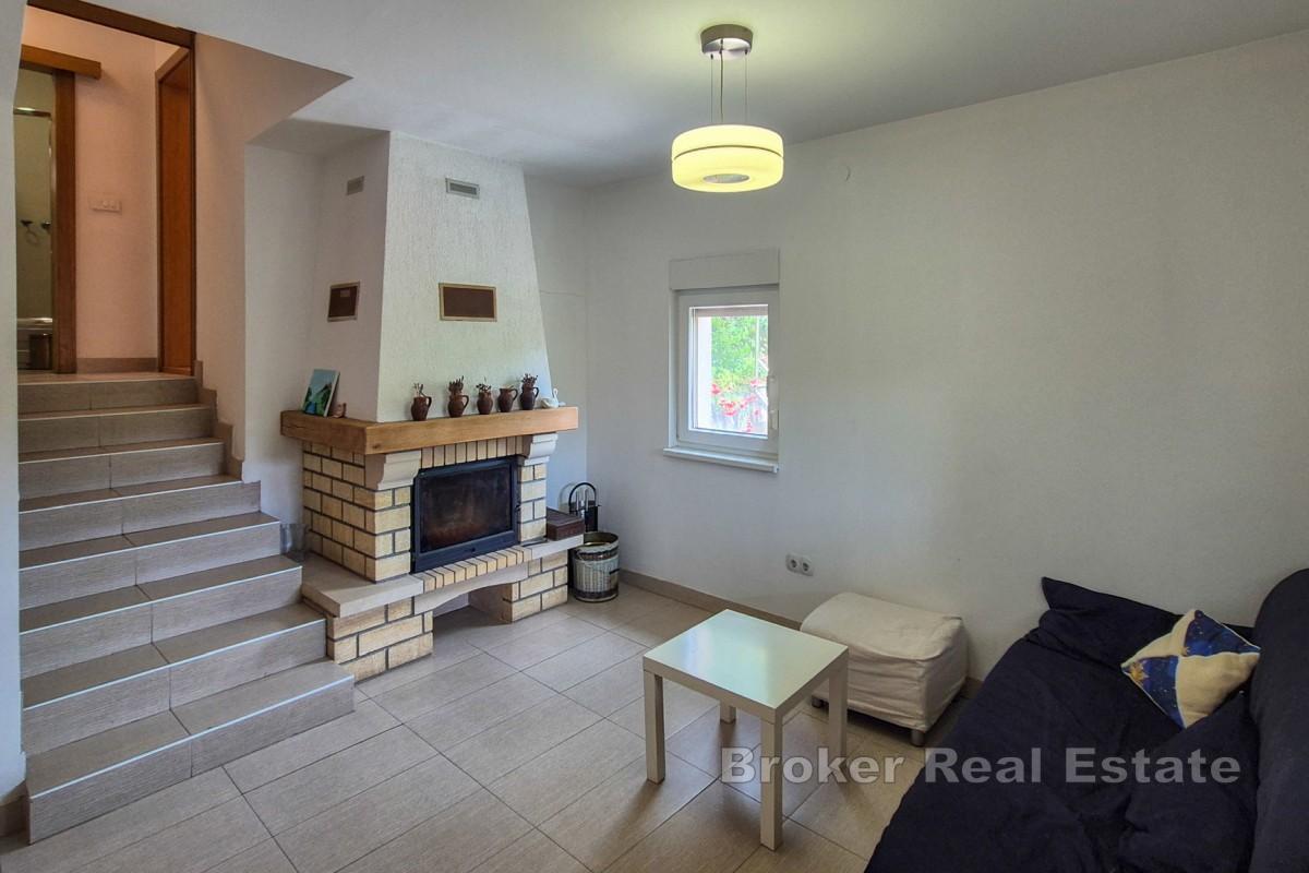 Maison entourée de verdure près de la rivière