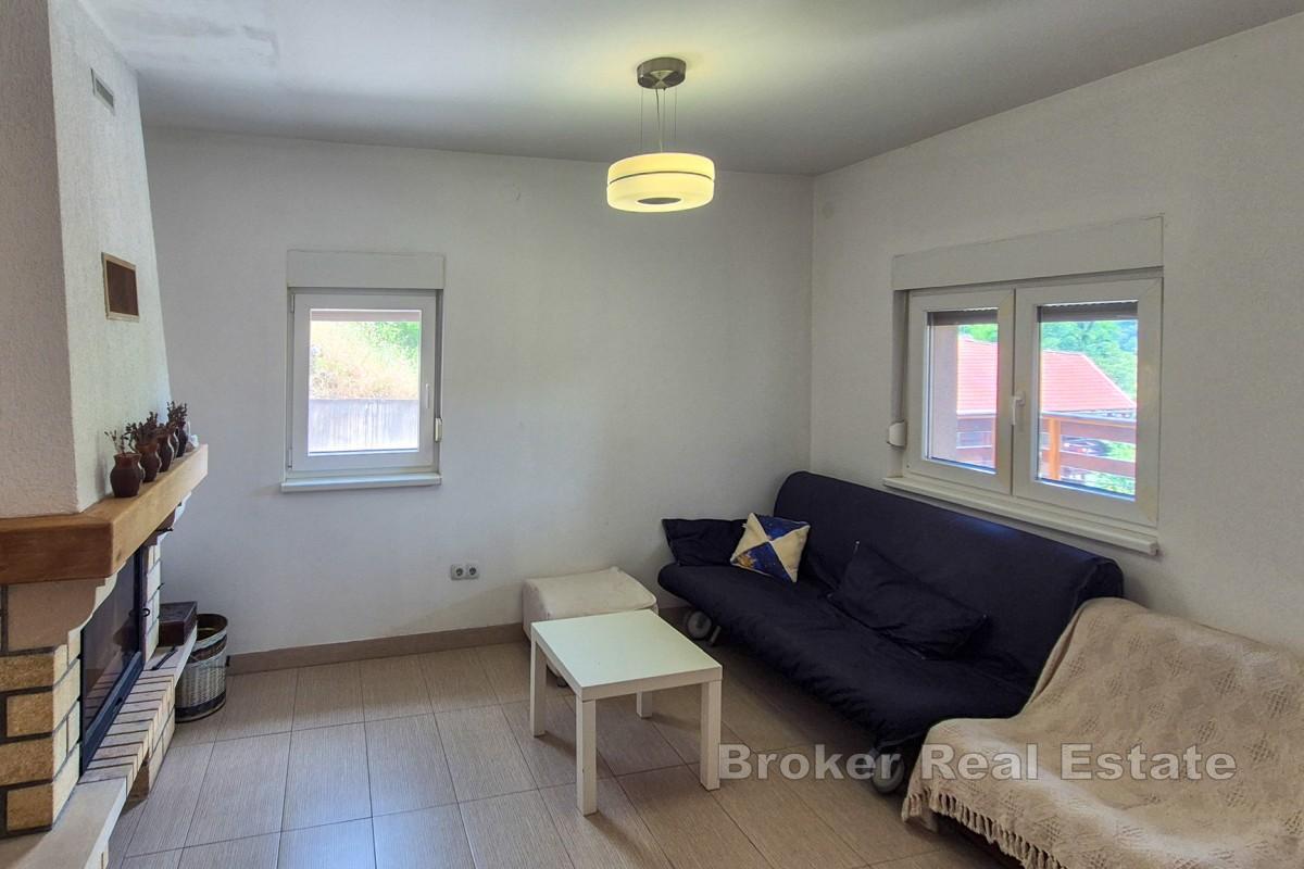 Maison entourée de verdure près de la rivière