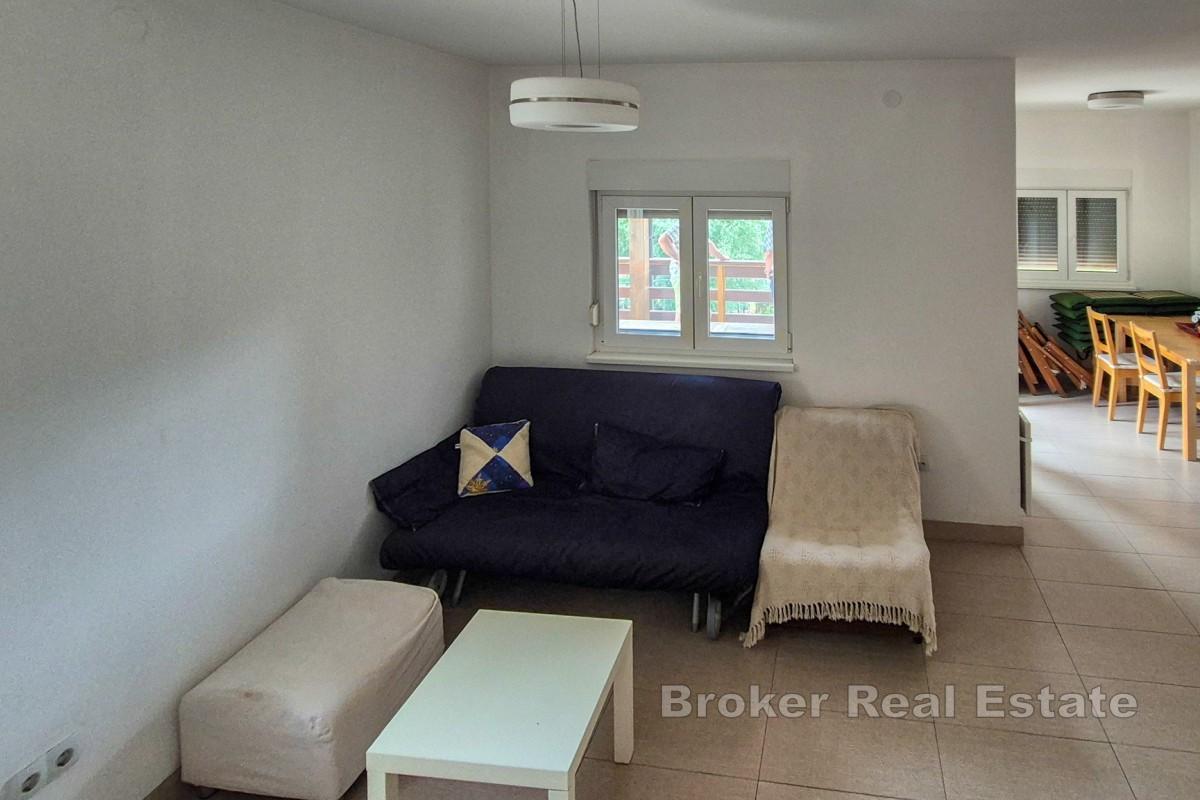 Maison entourée de verdure près de la rivière