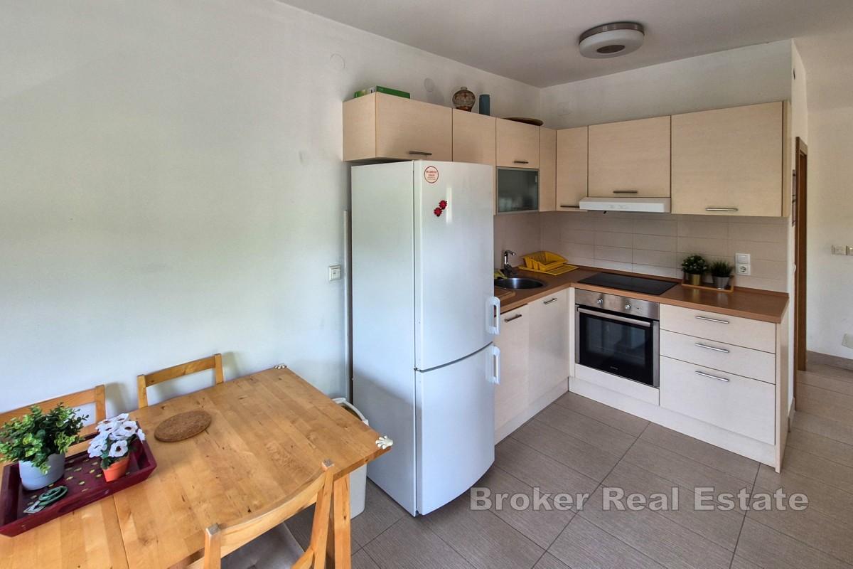 Maison entourée de verdure près de la rivière