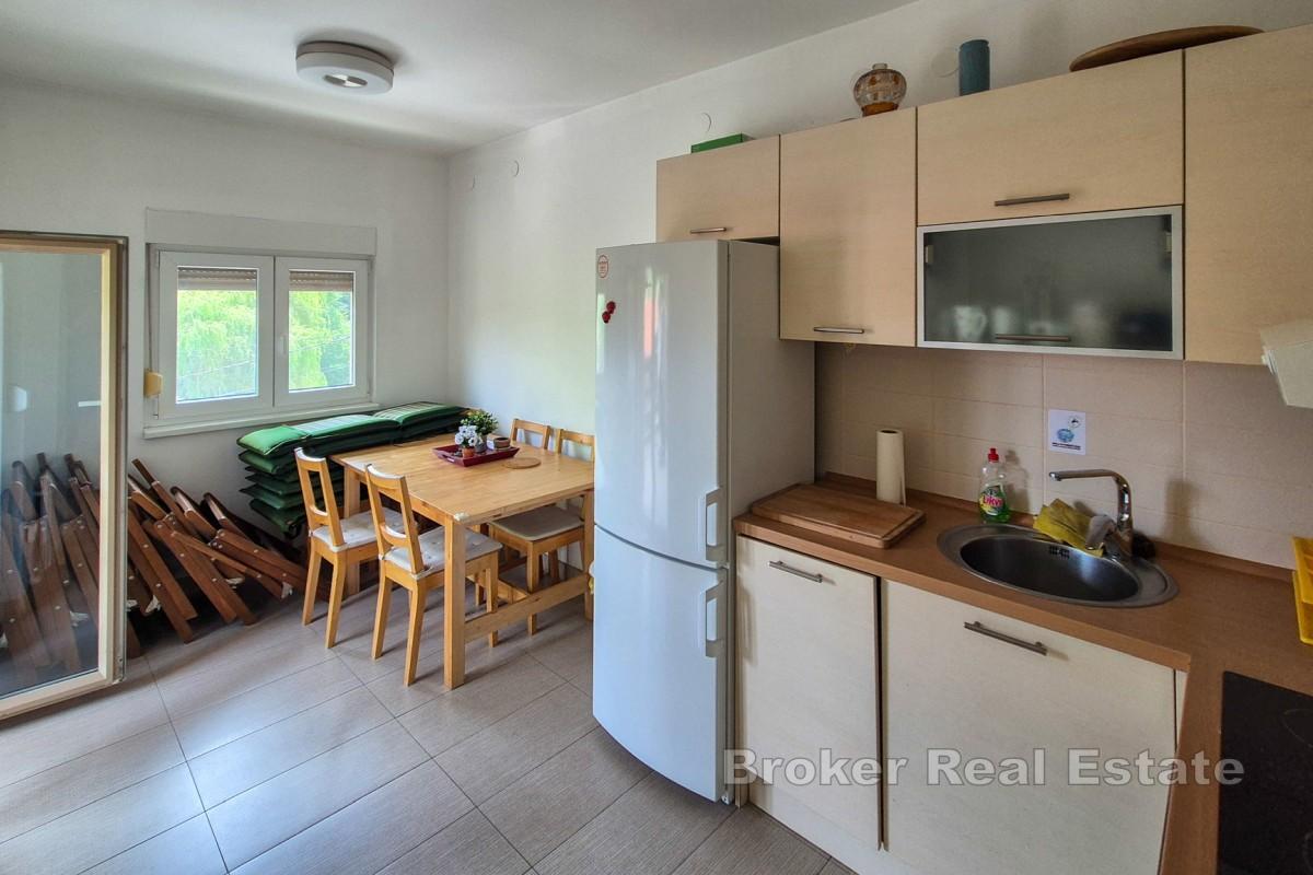 Maison entourée de verdure près de la rivière