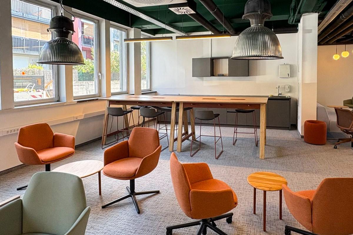 Budynek biurowy z w pełni wyposażonymi biurami