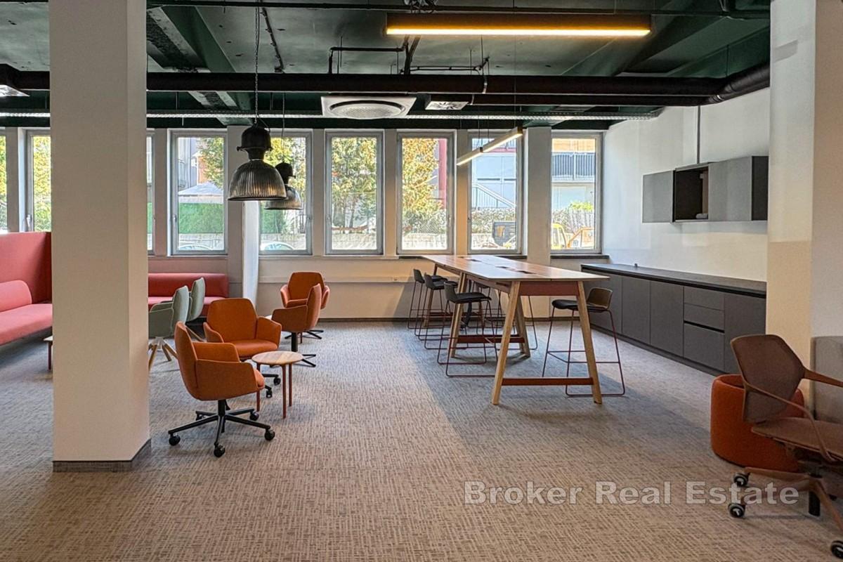 Budynek biurowy z w pełni wyposażonymi biurami