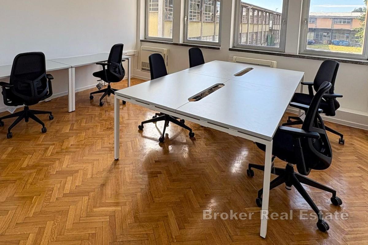 Budynek biurowy z w pełni wyposażonymi biurami
