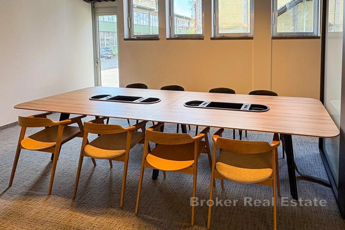Budynek biurowy z w pełni wyposażonymi biurami