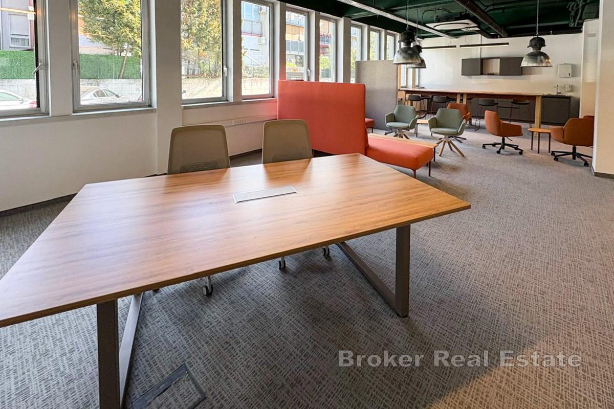 Budynek biurowy z w pełni wyposażonymi biurami