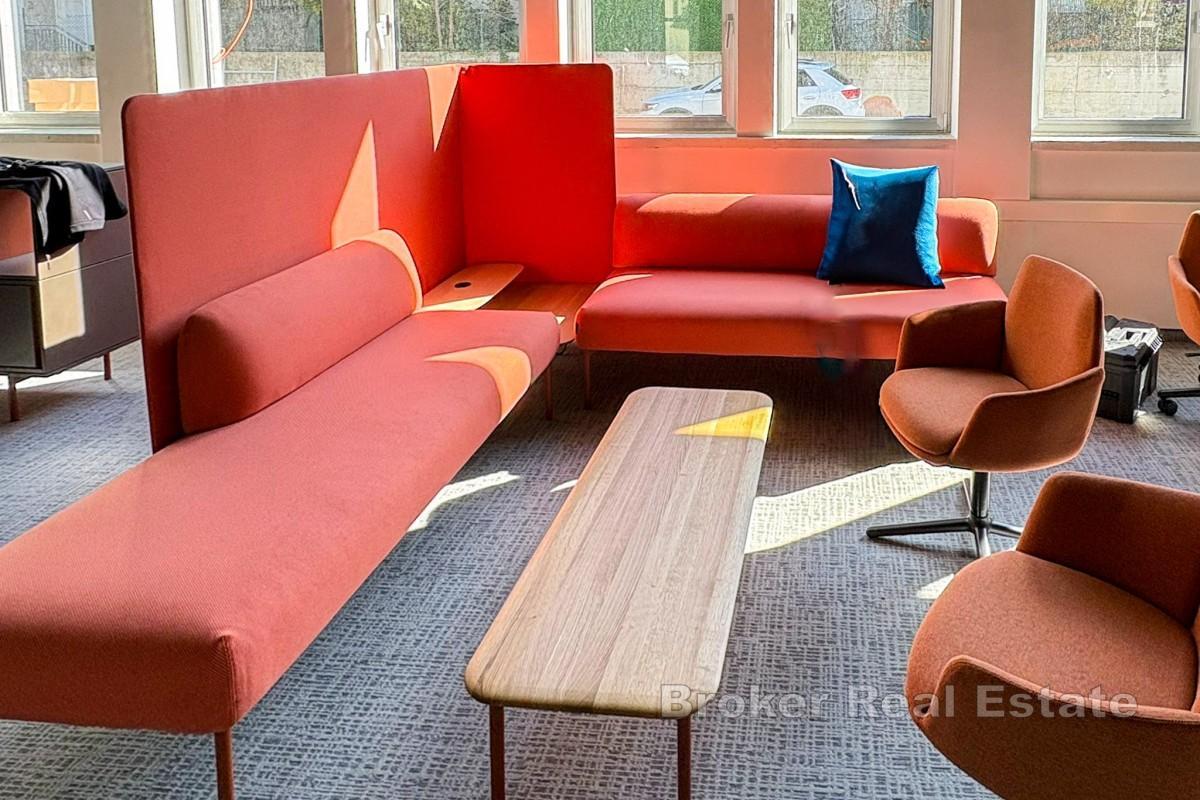 Budynek biurowy z w pełni wyposażonymi biurami