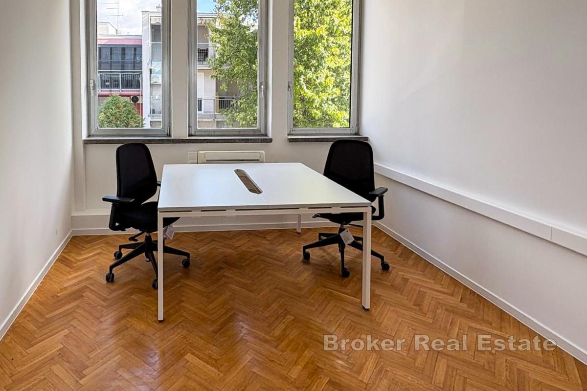 Budynek biurowy z w pełni wyposażonymi biurami