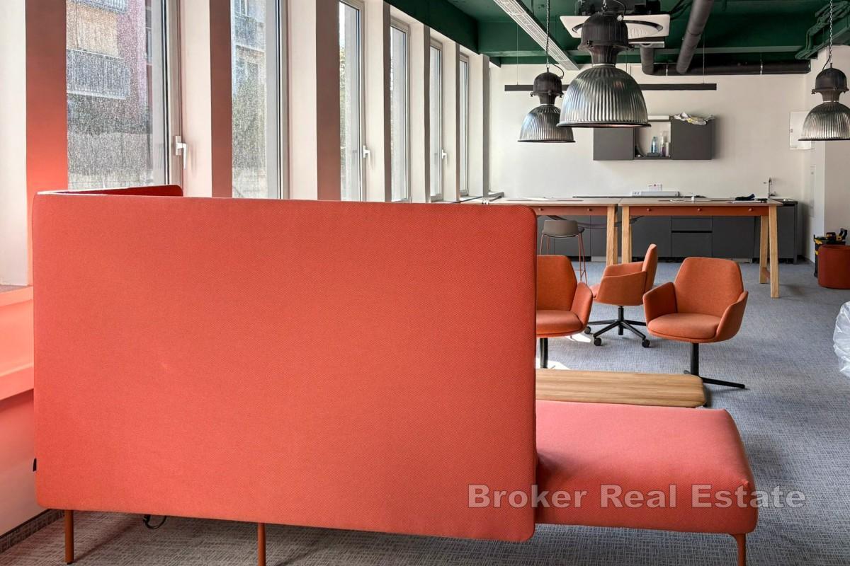 Budynek biurowy z w pełni wyposażonymi biurami
