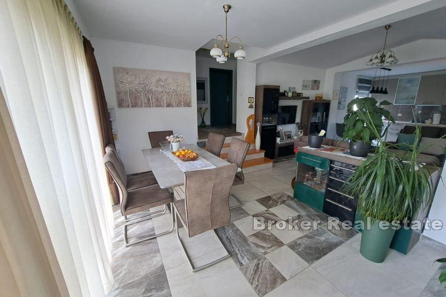 Ön Krk - Hus med anlagd trädgård