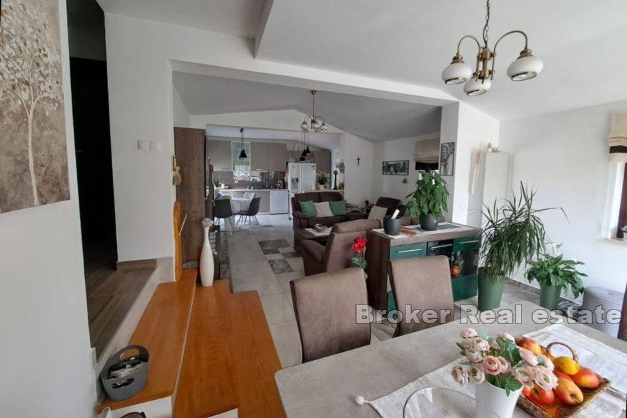 Ön Krk - Hus med anlagd trädgård