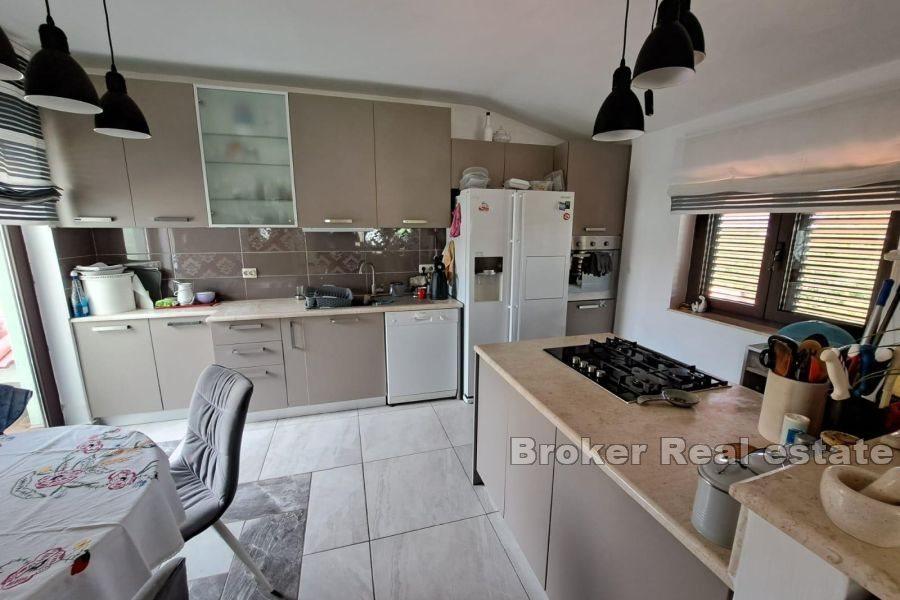 Ön Krk - Hus med anlagd trädgård