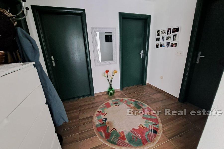 Ön Krk - Hus med anlagd trädgård