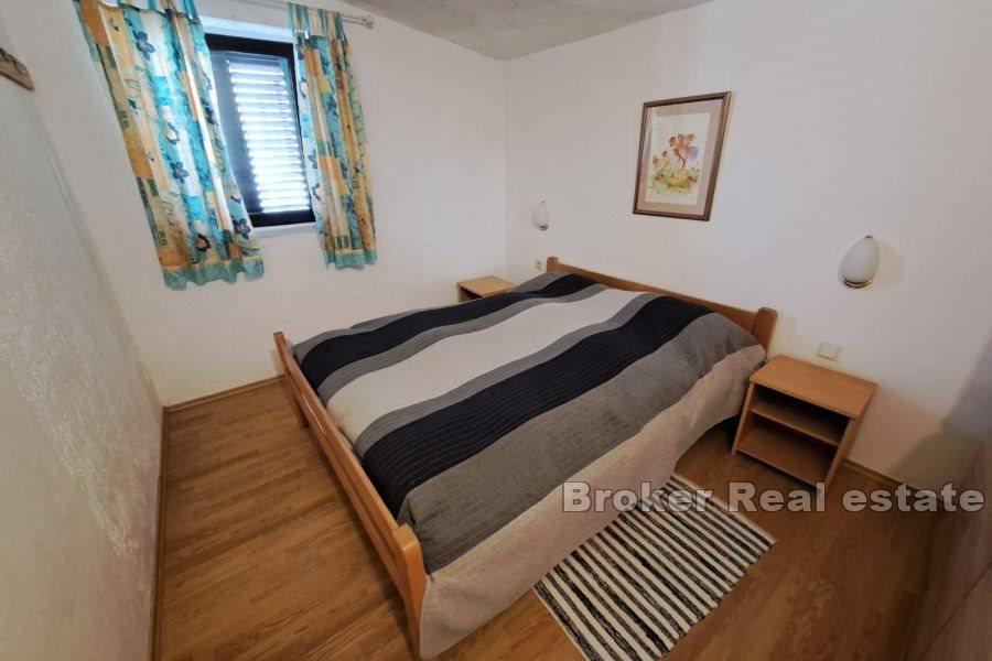 Ön Krk - Hus med anlagd trädgård