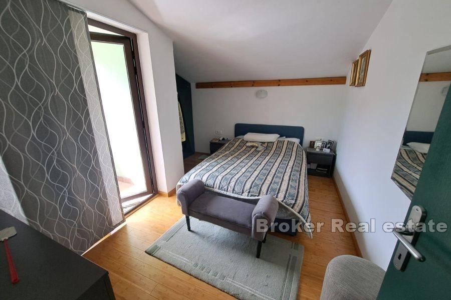 Ön Krk - Hus med anlagd trädgård