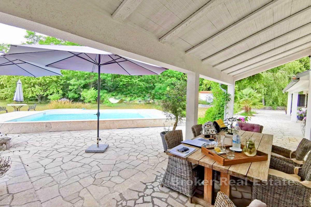 Kamienny dom z basenem