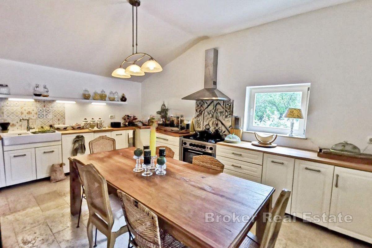 Kamienny dom z basenem