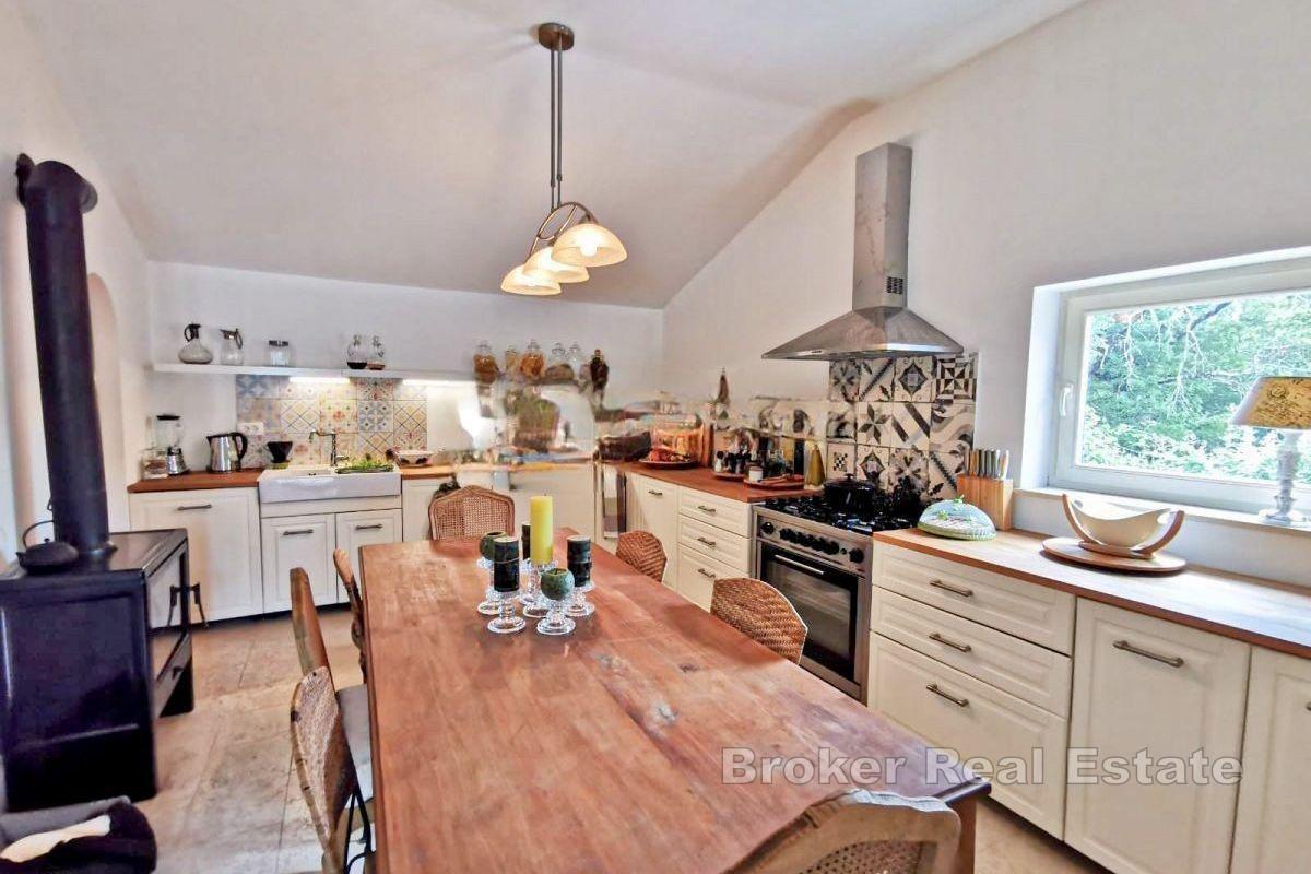 Kamienny dom z basenem