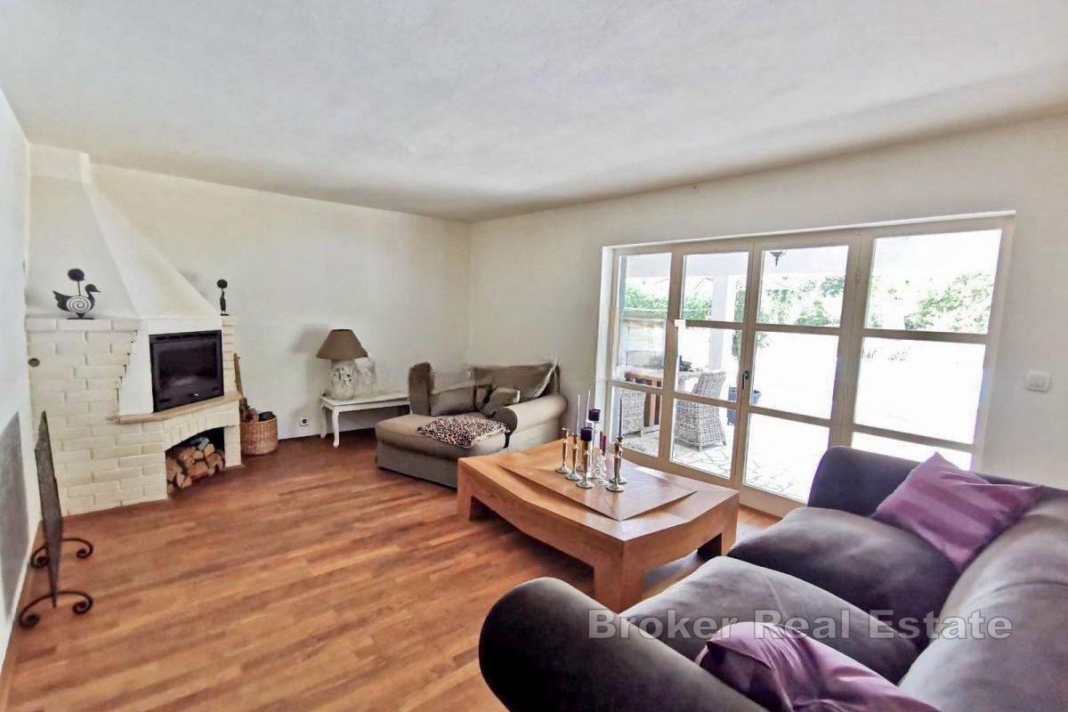 Kamienny dom z basenem