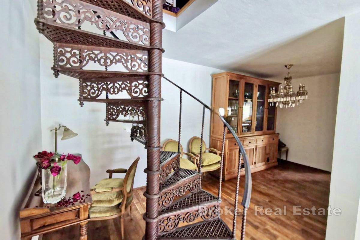 Kamienny dom z basenem