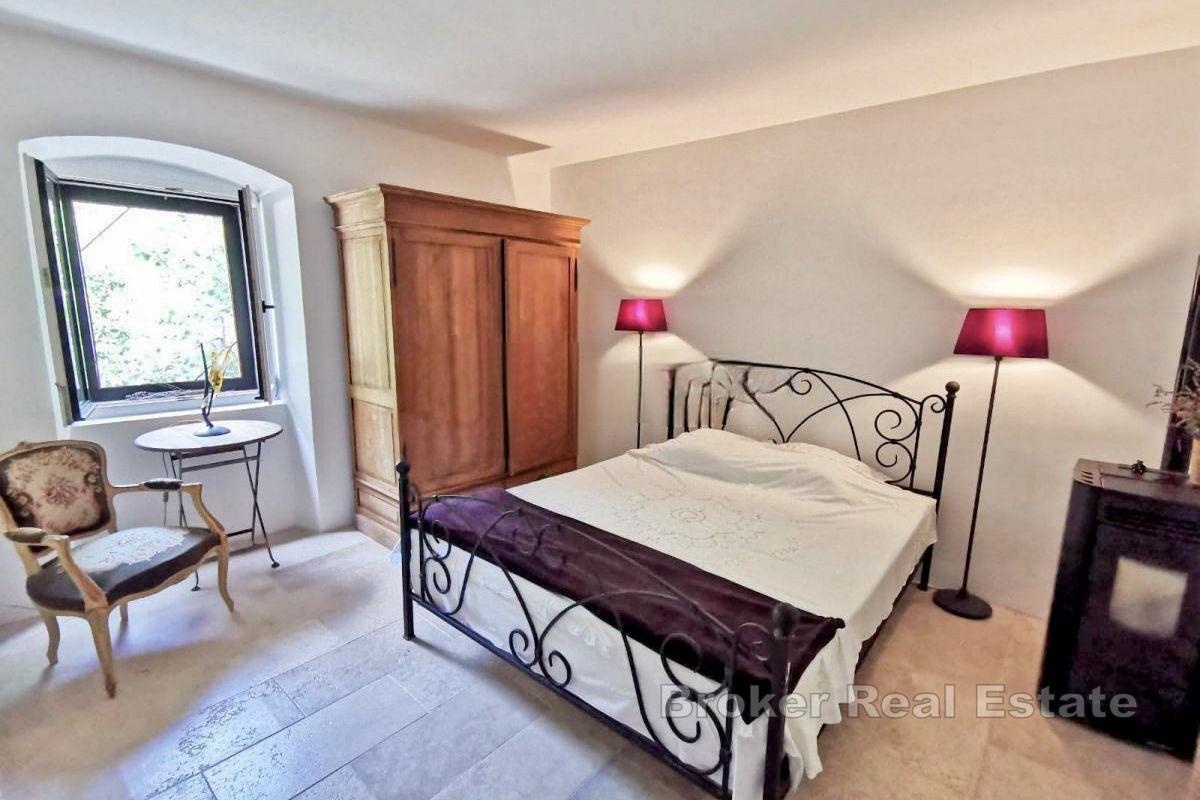 Kamienny dom z basenem