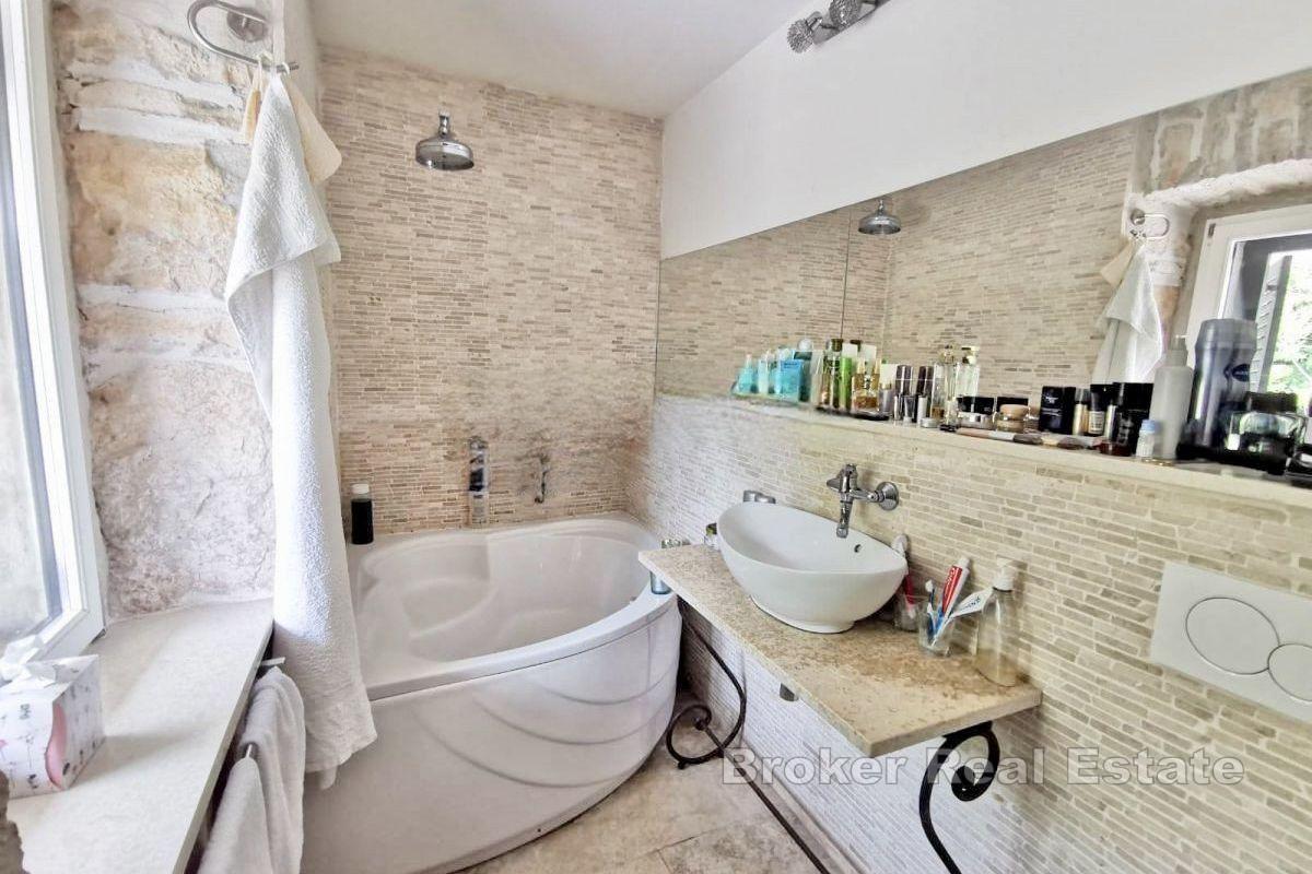 Kamienny dom z basenem