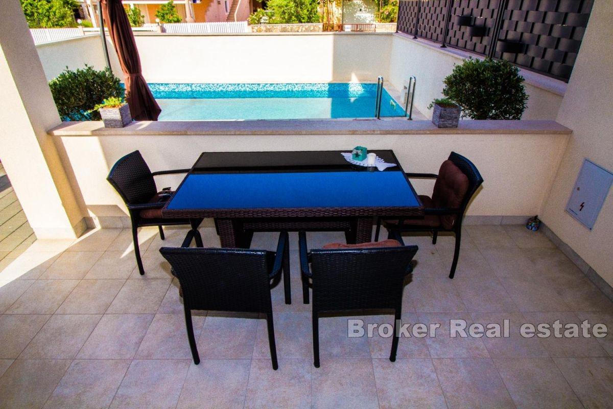 Moderne Wohnung mit Pool